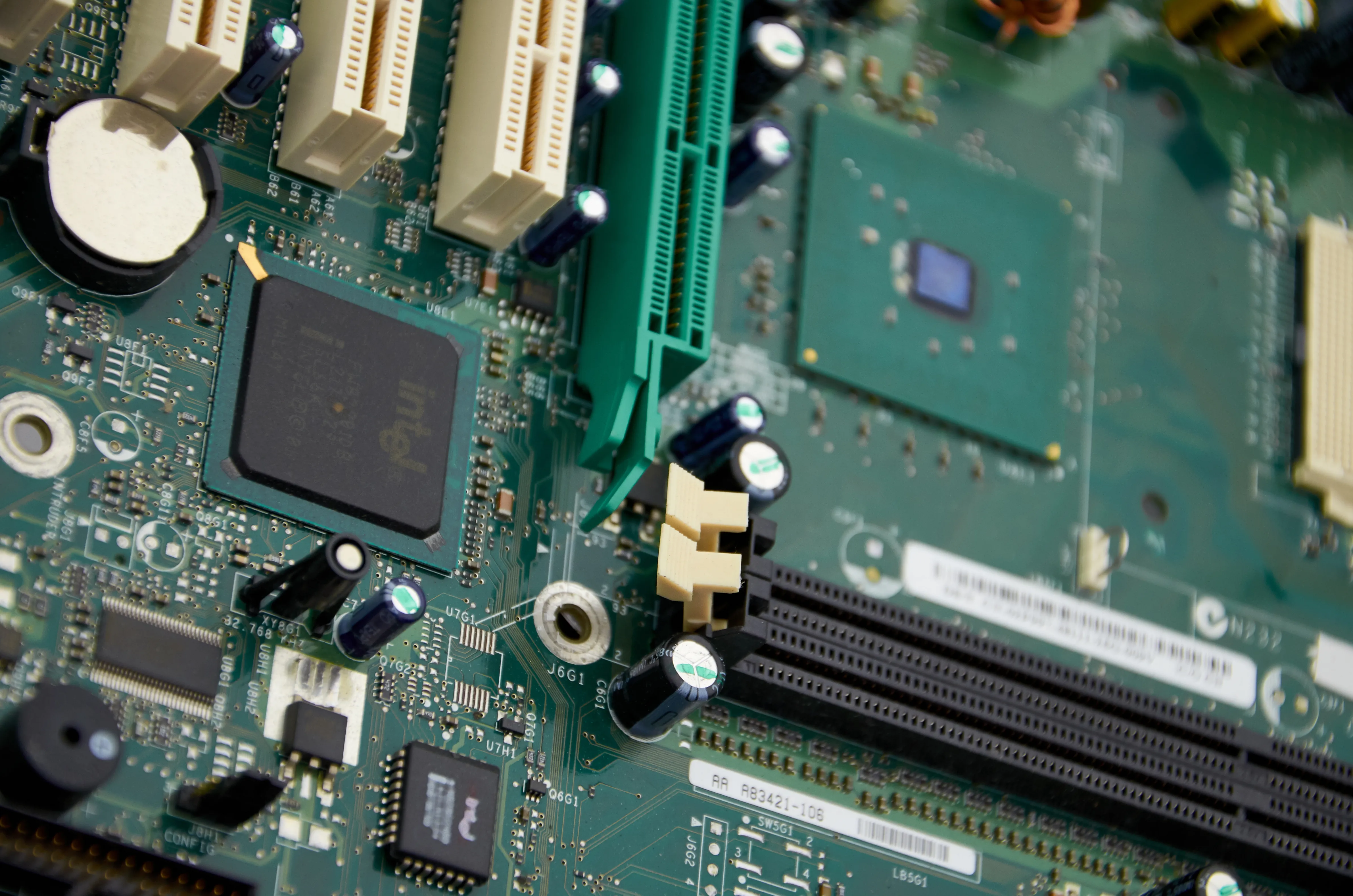 Detail jalur tembaga pada papan sirkuit cetak (PCB) motherboard komputer